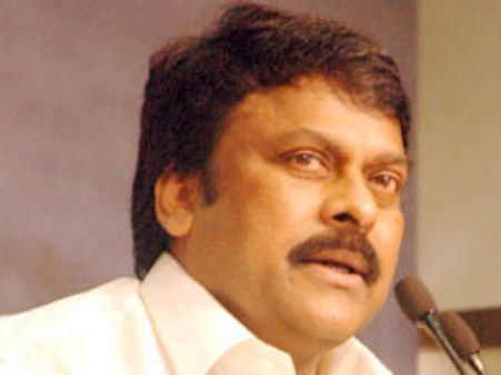 మెగా ఫ్యామిలీ కలిసే ఉంది, చెర్రీ ఇక్కడ లేడు: చిరు