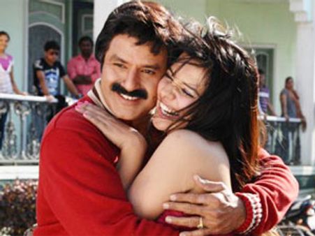 బాలకృష్ణ 'అధినాయకుడు' డిస్ట్రిబ్యూటర్స్ లిస్ట్