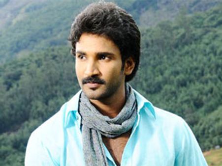 హాస్పటిల్ పాలైన 'గుండెల్లో గోదారి' హీరో