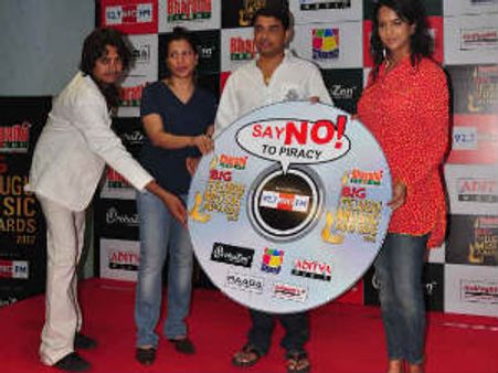 పైరసీకి వ్యతిరేకంగా దిల్ రాజు, మంచు లక్ష్మి