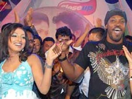 క్రికెటర్ క్రిస్‌ గేల్‌తో హరి ప్రియ