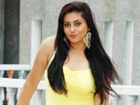 శ్రీవారి కోసం వచ్చిన నమిత