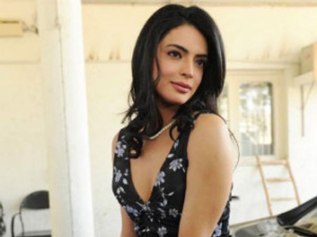 రామ్ చరణ్‌ ఎవడు అంటున్న బ్యాడ్ లేడీ!