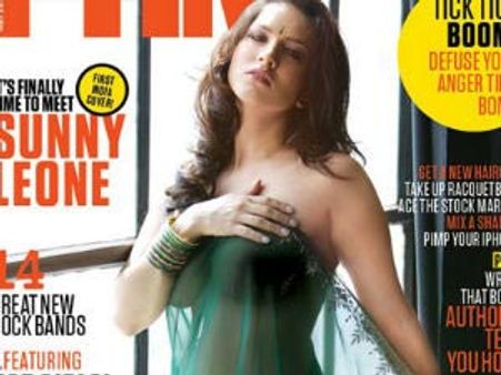 చీర కట్టింది, రవికె మరిచింది...అందాలతో కిర్రెక్కిస్తోంది!