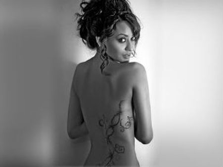 టాటూ చూపడానికి అన్నీ విప్పేసింది!