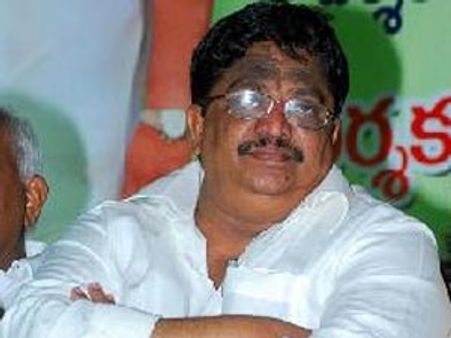 భాను, సి కళ్యాణ్ బాధితుల్లో...‘వాల్ పోస్టర్’ నిర్మాత