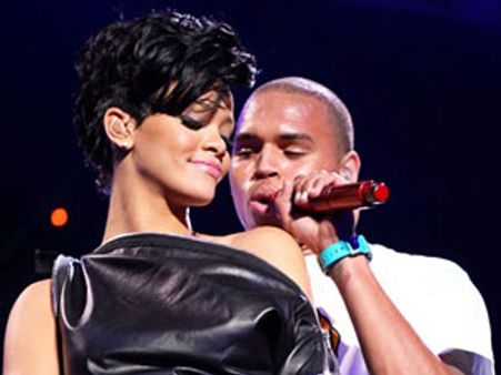 నైట్ క్లబ్‌లో మాజీ ప్రేయసికి షాంపైన్ బాటిల్ పంపిన ప్రియుడు