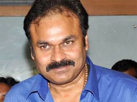 బొకేలు, ఆయుధాలు తేవద్దు: నాగబాబు