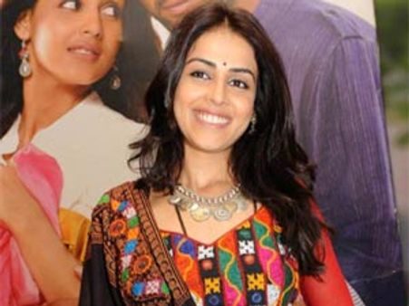 జెనీలియా వర్సెస్ ఆమె భర్త! ఢీ అంటే ఢీ!