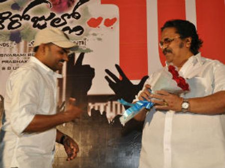 బన్ని'జులాయి'కే థియేటర్ ఇవ్వడం లేదు: దాసరి