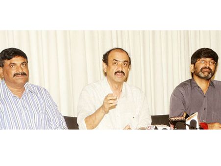 టాలీవుడ్ చీడ పరుగులు దొరికారు... అరెస్ట్