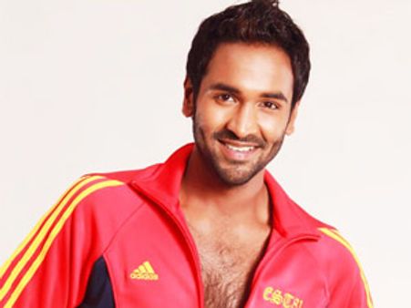 చైనా ఫైటర్లను రప్పిస్తున్న మంచు విష్ణు