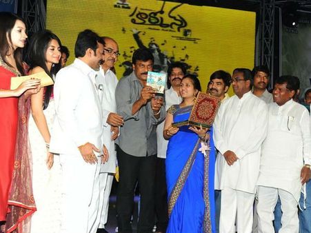 ఆ కథ విని...ఫ్లాష్ బ్యాక్‌లోకి వెళ్లిన చిరంజీవి