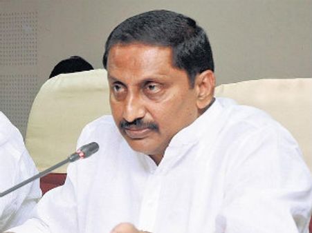 తొలగిస్తామని సినీ నిర్మాతలకు సీఎం హామీ