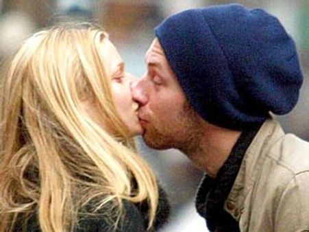 పాట మధ్యలో భార్యకు కిక్ ఎక్కించిన సింగర్ క్రిస్ మార్టిన్