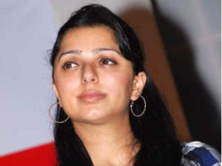 డబుల్ మీనింగ్ డైలాగులు భరించలేకే..:భూమిక