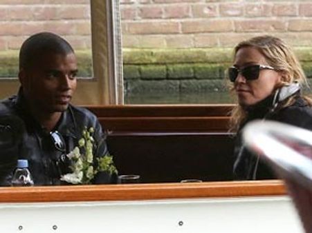 బాయ్ ప్రెండ్ కోసం థియేటర్ అద్దెకు తీసుకున్న మడోన్నా