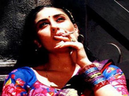 సిగరెట్ కాలుస్తున్న హీరోయిన్ పై అభ్యంతరం