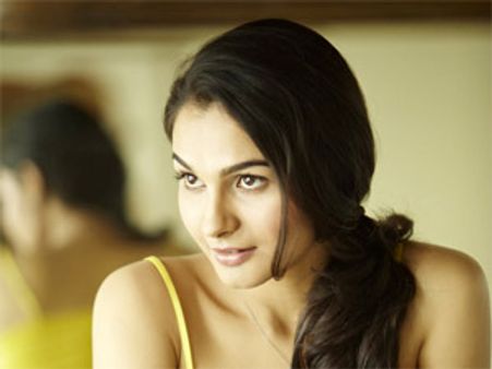 సునీల్ ప్రక్కన హీరోయిన్ గా ఆ సింగర్