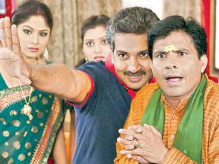 టీవీ సీరియల్ ఎపిసోడ్ డైరక్ట్ చేస్తూ నటించిన రాజమౌళి