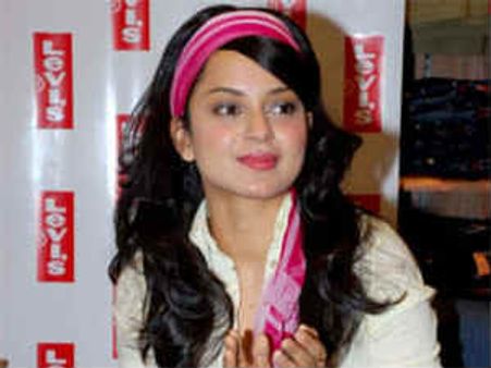 దర్శకురాలిగా మారిన ప్రభాస్ హీరోయిన్