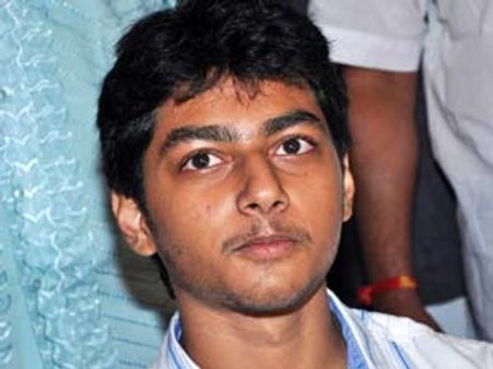 నందమూరి మోక్షజ్ఞ ఎంట్రీ ఆ డైరక్టర్ తోనే...?