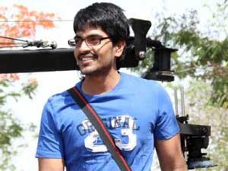 ఆంబోతులా ప్రవర్తిస్తూ తిరిగే హీరో...