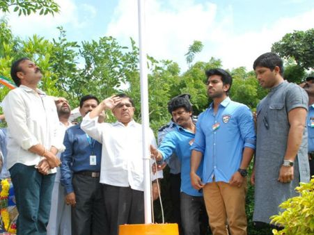 రామ్ చరణ్, అల్లు అర్జున్ @ జెండా పండుగ