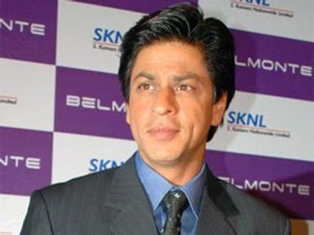 జెండాకు అవమానమంటూ... షారుఖ్‌పై కేసు