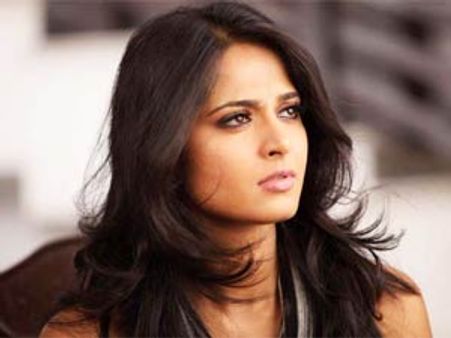 హీరోయిన్ అనుష్కపై దాడి?