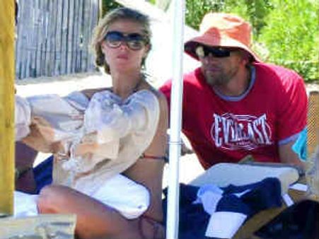 భర్త నుండి విడాకులు.. బాడీ‌గార్డ్‌తో రొమాన్స్