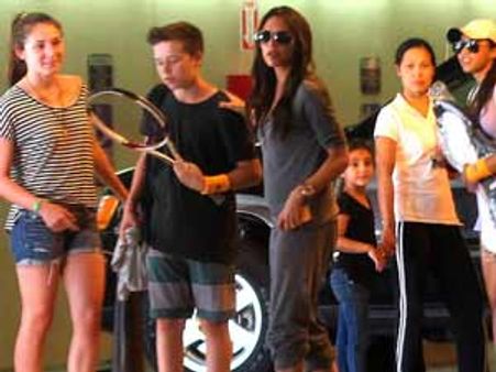 బెకహాం కుమారుడి పుట్టిన రోజుకి బ్రిటిష్ బ్యాండ్ ప్రదర్శన