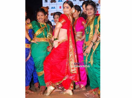 సెక్సీ లేడీ చీర డీల్ రూ. 5 కోట్లు!