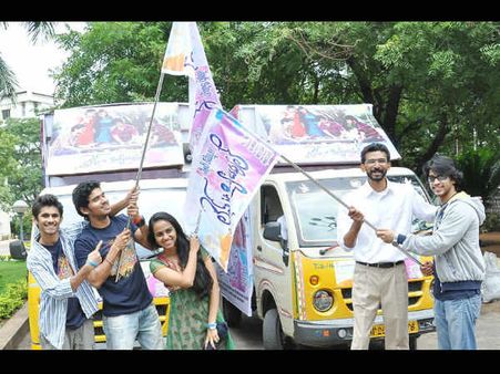 ‘లైఫ్ ఈజ్ బ్యూటిఫుల్’ వాహనం ఆపు...గిఫ్ట్ పట్టు!