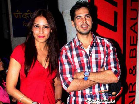 మాజీ ప్రియుడితో సెక్సీ లేడీ చెట్టాపట్టాల్