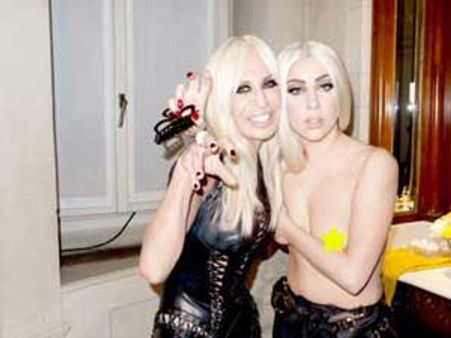 టాప్ లెస్‌గా... లేడీ గాగా