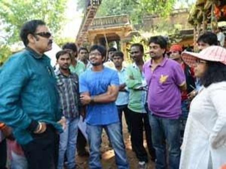 పైరసీపై సినిమా: రొమాంటిక్ టచ్ కూడా