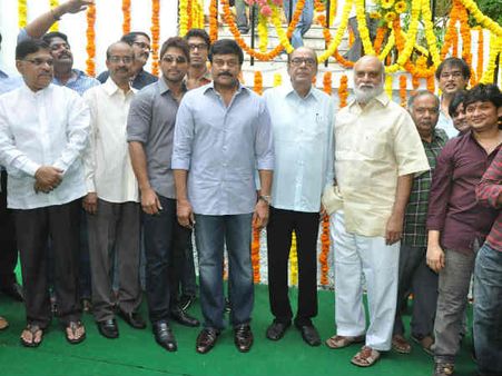 చిరు క్లాప్‌తో బన్నీ ‘రేస్ గర్రం’లా...(ఫోటో ఫీచర్)