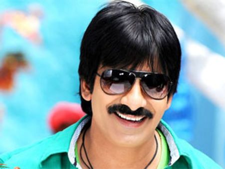 హాట్ న్యూస్: రవితేజ రీమేక్ కు చేతన్ భగత్ స్క్రీన్ ప్లే