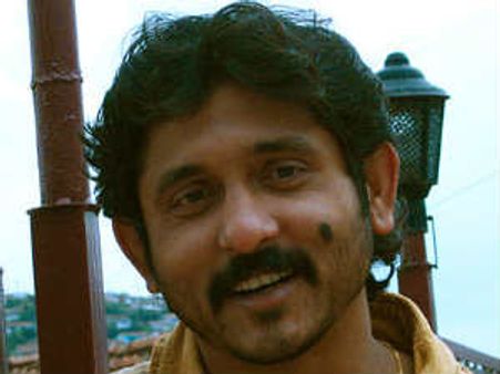 నిర్మాతగా మారుతున్న 'దేనికైనా రెడీ' రచయిత