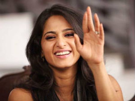 కేవలం ఆకులనే కప్పుకుని హాట్ అనుష్క