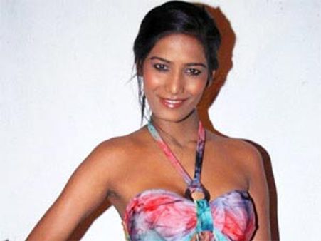 న్యూడ్ లేడీ పూనమ్ పాండేకు... కోర్టు సమన్లు