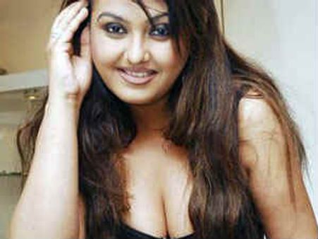 'సెక్స్ కోసం వాడిపారేయాలి' అంటూ కామెంట్..వివాదం..పోలీసు భద్రత