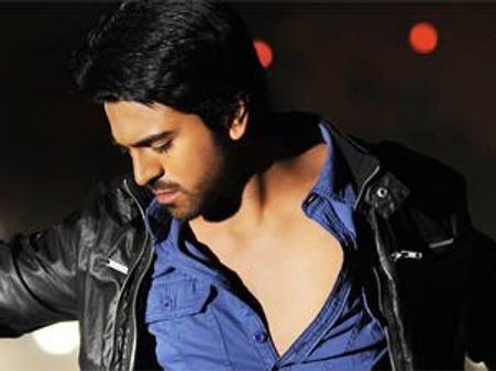 రామ్ చరణ్ చొక్కా విప్పి కండలు చూపుతూ ఫైట్