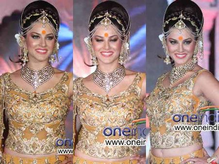 హాట్ హాట్... సన్నీలియోన్ ర్యాంప్ వాక్(ఫోటో ఫీచర్)