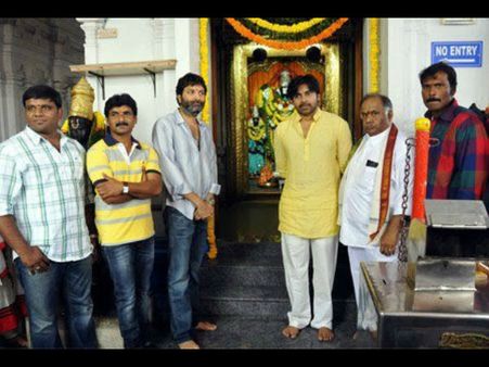 మీడియాకు షాక్ ఇచ్చిన పవన్-త్రివిక్రమ్ మూవీ ఓపెనింగ్