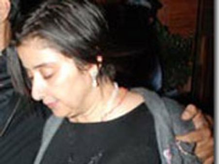 మనీషా కొయరాల ఆరోగ్య వివరాలపై నియంత్రణ