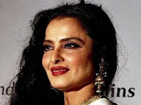 టీవీల్లో చాకొలెట్‌తో ఎవర్ గ్రీన్ హీరోయిన్ రేఖ