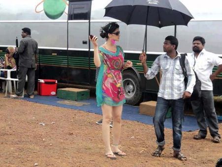 సెట్స్‌లో సెక్సీగా... మహేష్ హీరోయిన్ క్రితి సానన్(ఫోటో)