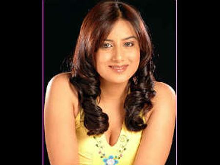 సెక్సీ హీరోయిన్ రాజకీయాలకు అంతా షాక్